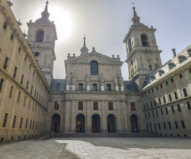 Comunidad de Madrid - San Lorenzo del Escorial 6 - Monasterio de San Lorenzo del Escorial - Patio de los Reyes y basílica.jpg